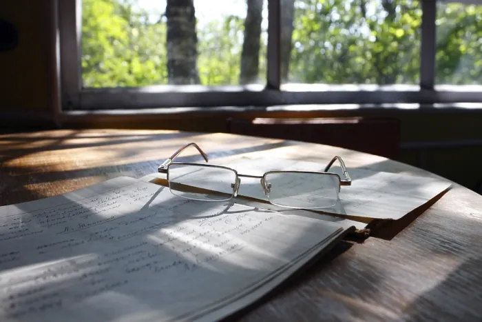 Gerahmter Druck : Sommerhaus beim Lesen.