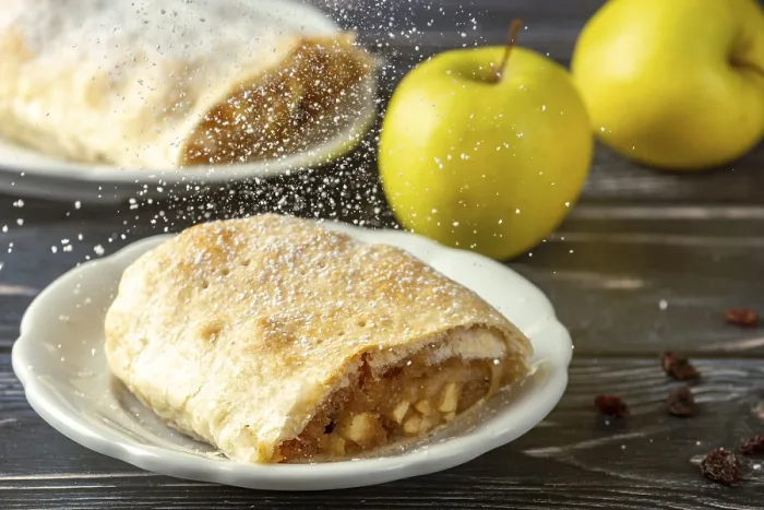 Gerahmter Druck : Vorbereiteter Apfelstrudel auf einem Teller. Gerahmter Druck : Vorbereiteter Apfelstrudel auf einem Teller.