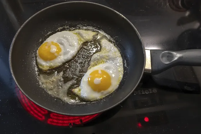 Gerahmter Druck : Eier in einer Pfanne auf dem Herd fertig. Gerahmter Druck : Eier in einer Pfanne auf dem Herd fertig.