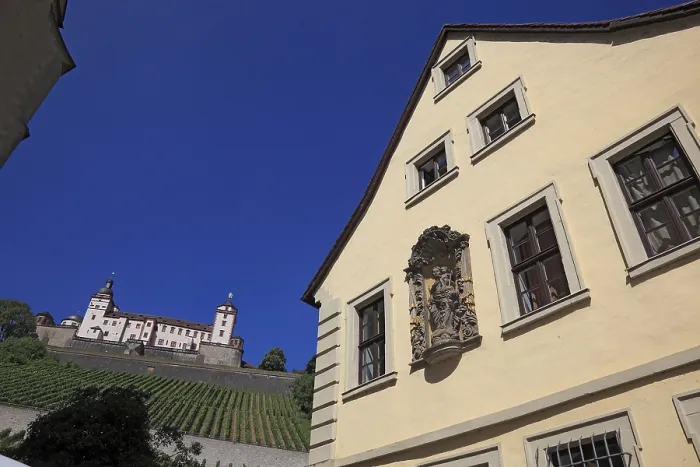 Gerahmter Druck : Rektoratsgebäude an der Basilika St. Burkard Gerahmter Druck : Rektoratsgebäude an der Basilika St. Burkard