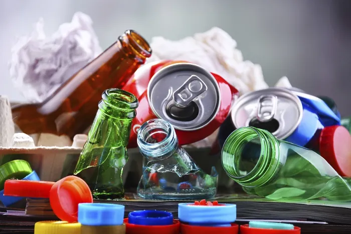 Gerahmter Druck : Abfall, der aus Glas recycelt werden kann. Gerahmter Druck : Abfall, der aus Glas recycelt werden kann.