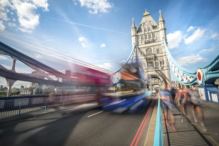 Gerahmter Druck : Ein roter und blauer Doppeldeckerbus auf der Tower Bridge. Gerahmter Druck : Ein roter und blauer Doppeldeckerbus auf der Tower Bridge.