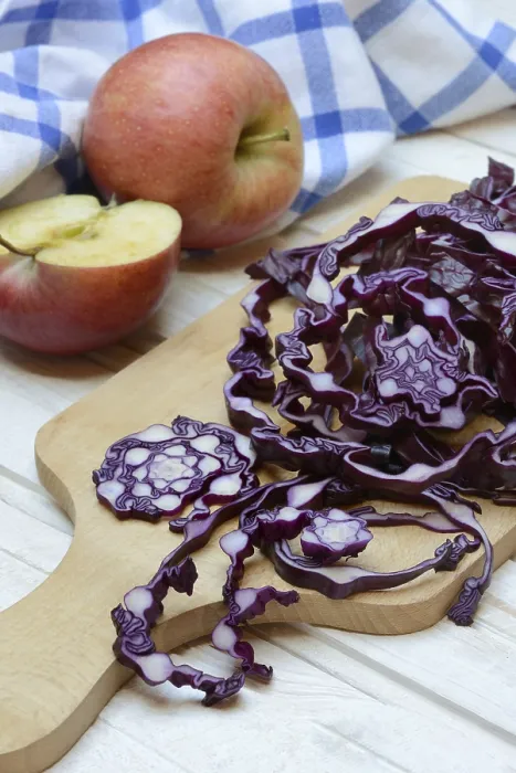Gerahmter Druck : Rote Bohnen, geschnittene rote Bohnen und Äpfel. Gerahmter Druck : Rote Bohnen, geschnittene rote Bohnen und Äpfel.