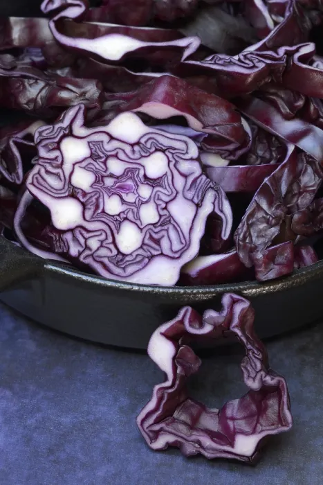 Gerahmter Druck : Rote Bohnenkohl, in Topf geschnittener roter Bohnenkohl.