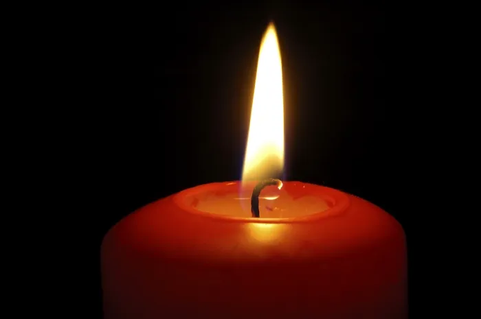 Gerahmter Druck : Ein roter Kerzenflamme Gerahmter Druck : Ein roter Kerzenflamme