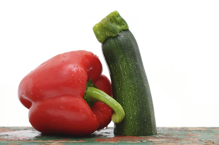 Gerahmter Druck : Rote Paprika und eine Zucchini. Gerahmter Druck : Rote Paprika und eine Zucchini.