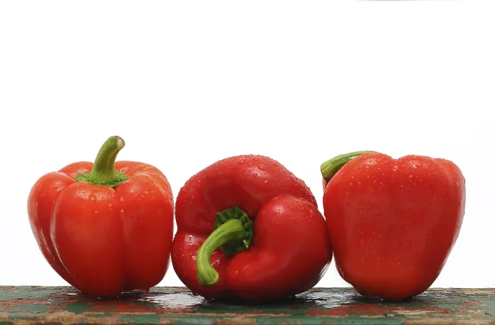 Gerahmter Druck : Drei rote Paprikaschoten. Gerahmter Druck : Drei rote Paprikaschoten.