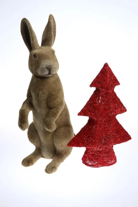 Gerahmter Druck : Roter Weihnachtsbaum mit einem braunen Osternegge Gerahmter Druck : Roter Weihnachtsbaum mit einem braunen Osternegge