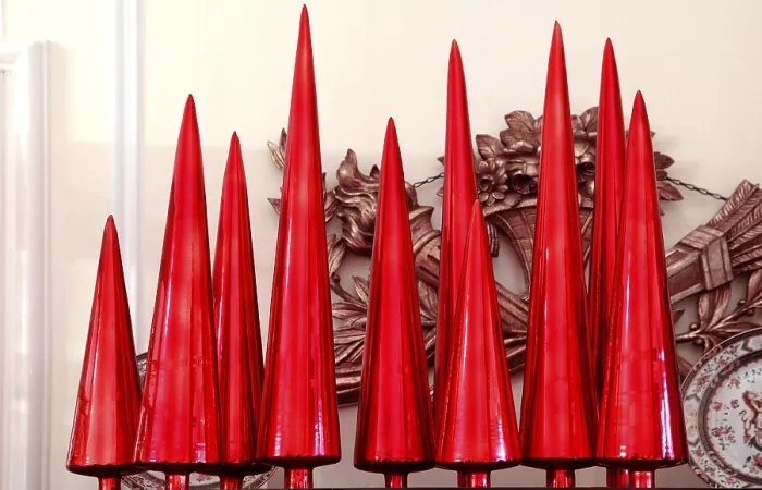 Gerahmter Druck : Rote Weihnachtsbäumechnik in einer Reihe. Gerahmter Druck : Rote Weihnachtsbäumechnik in einer Reihe.