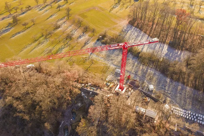 Gerahmter Druck : Roter Kran in der Mitte eines Baustellen. Gerahmter Druck : Roter Kran in der Mitte eines Baustellen.