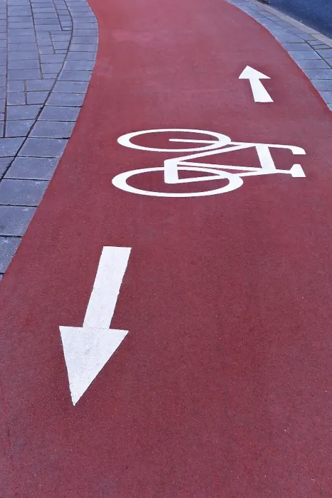 Gerahmter Druck : Roter Radweg mit weißen Markierungen. Gerahmter Druck : Roter Radweg mit weißen Markierungen.