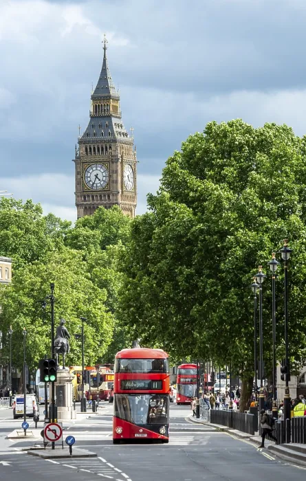Gerahmter Druck : Roter Doppeldeckerbus, Big Ben hinten. Gerahmter Druck : Roter Doppeldeckerbus, Big Ben hinten.