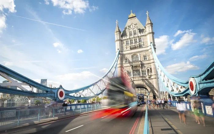 Gerahmter Druck : Ein roter Doppeldeckerbus auf der Tower Bridge. Gerahmter Druck : Ein roter Doppeldeckerbus auf der Tower Bridge.