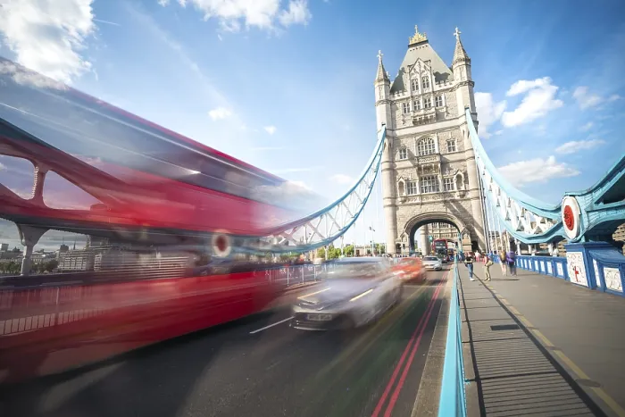 Gerahmter Druck : Ein roter Doppeldeckerbus auf der Tower Bridge. Gerahmter Druck : Ein roter Doppeldeckerbus auf der Tower Bridge.