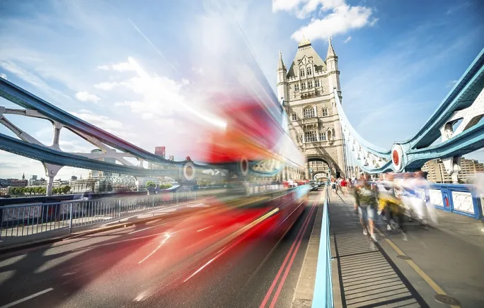 Gerahmter Druck : Ein roter Doppeldeckerbus auf der Tower Bridge. Gerahmter Druck : Ein roter Doppeldeckerbus auf der Tower Bridge.