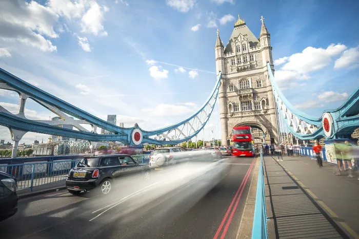 Gerahmter Druck : Ein roter Doppeldeckerbus auf der Tower Bridge. Gerahmter Druck : Ein roter Doppeldeckerbus auf der Tower Bridge.