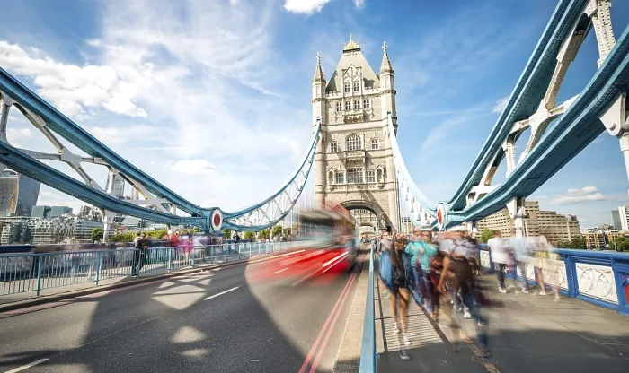 Gerahmter Druck : Ein roter Doppeldeckerbus auf der Tower Bridge. Gerahmter Druck : Ein roter Doppeldeckerbus auf der Tower Bridge.