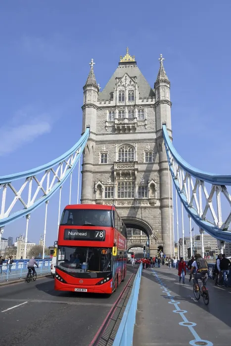 Gerahmter Druck : Ein roter Doppeldeckerbus auf der Tower Bridge. Gerahmter Druck : Ein roter Doppeldeckerbus auf der Tower Bridge.