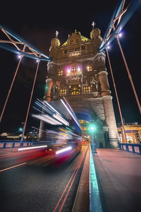 Gerahmter Druck : Ein roter Doppeldeckerbus auf der Tower Bridge. Gerahmter Druck : Ein roter Doppeldeckerbus auf der Tower Bridge.