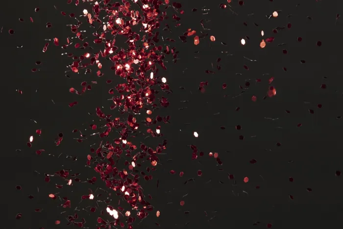 Gerahmter Druck : Roter Glitzer auf schwarzem Hintergrund. Gerahmter Druck : Roter Glitzer auf schwarzem Hintergrund.