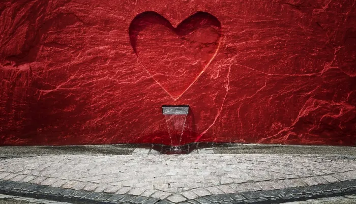 Gerahmter Druck : Ein roter Herz in einer Wand. Gerahmter Druck : Ein roter Herz in einer Wand.