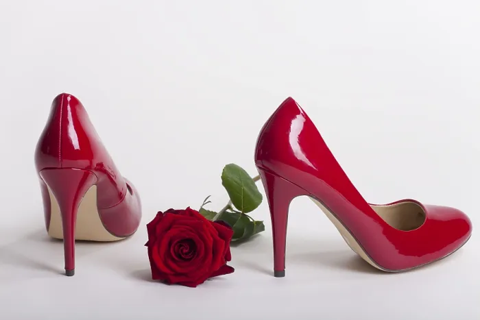 Gerahmter Druck : Rote High Heels auf einem weißen Hintergrund. Gerahmter Druck : Rote High Heels auf einem weißen Hintergrund.