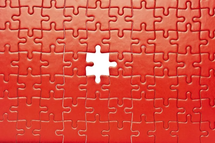 Gerahmter Druck : Ein roter Puzzle mit einem fehlenden Stück. Gerahmter Druck : Ein roter Puzzle mit einem fehlenden Stück.