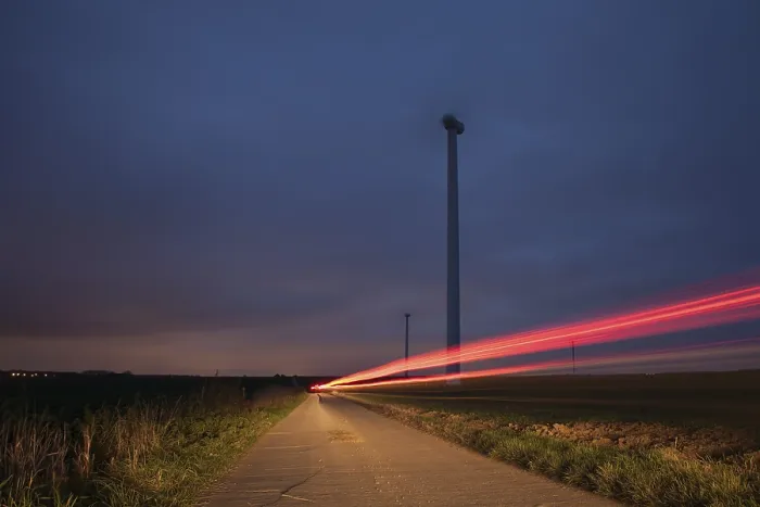 Gerahmter Druck : Das rote Licht eines Autos in einem Feld abgebildet. Gerahmter Druck : Das rote Licht eines Autos in einem Feld abgebildet.