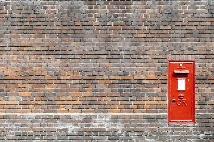 Gerahmter Druck : Roter Briefkasten in einer Ziegelmauer. Gerahmter Druck : Roter Briefkasten in einer Ziegelmauer.