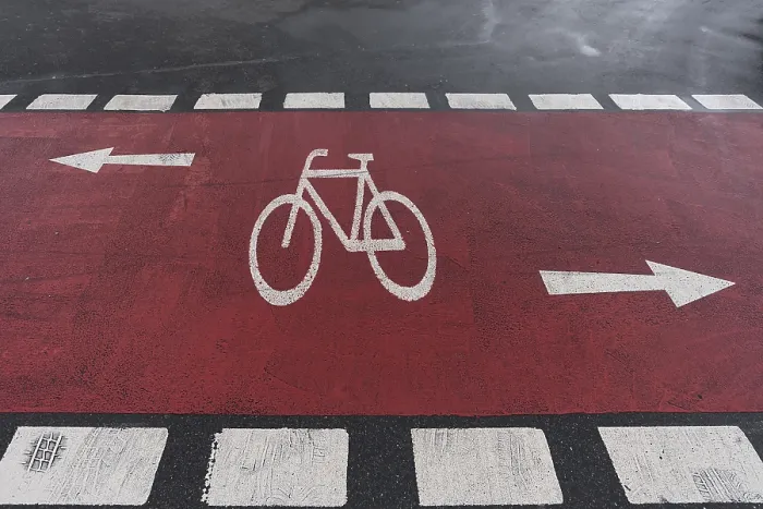 Gerahmter Druck : Rot markierte Radweg auf einer Ortsstraße. Gerahmter Druck : Rot markierte Radweg auf einer Ortsstraße.