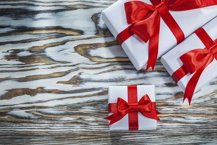 Gerahmter Druck : Rot gepackte Geschenkkisten auf Holzoberfläche.