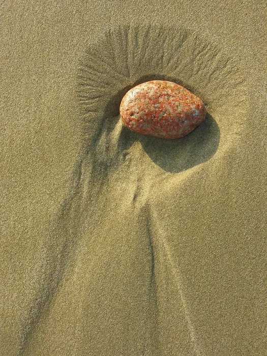 Gerahmter Druck : Roter Kiesel im Sand. Gerahmter Druck : Roter Kiesel im Sand.