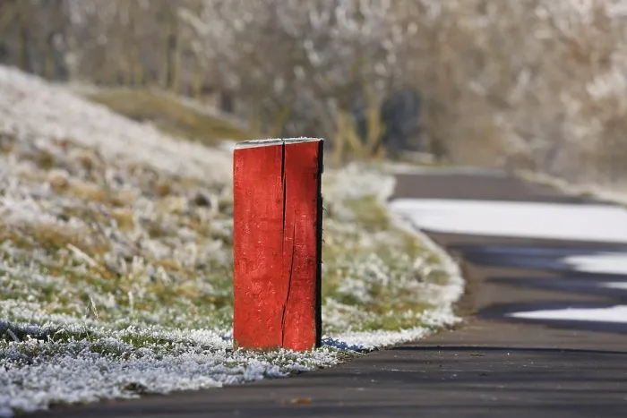 Gerahmter Druck : Roter Wegweiser an der Seite einer Straße. Gerahmter Druck : Roter Wegweiser an der Seite einer Straße.