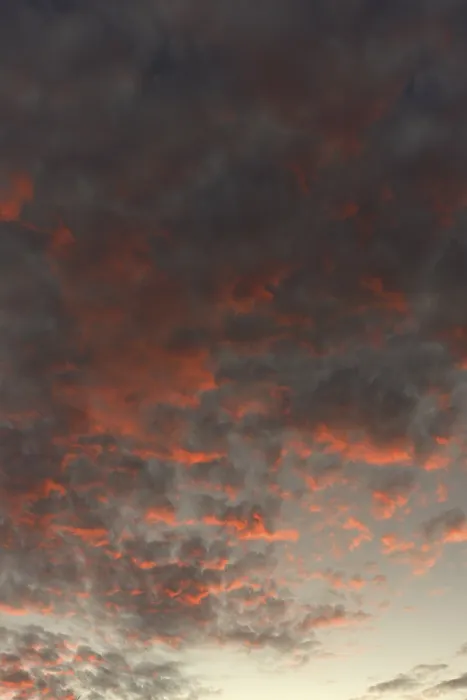 Gerahmter Druck : Rote leuchtende Wolken in der Abendhimmel.