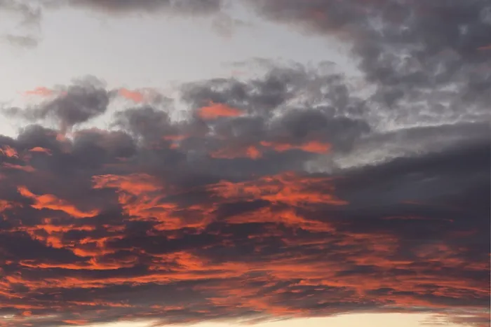 Gerahmter Druck : Rote leuchtende Wolken im Abendhimmel. Gerahmter Druck : Rote leuchtende Wolken im Abendhimmel.