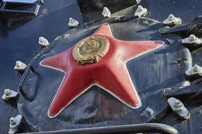 Gerahmter Druck : Roter Stern auf dem alten Dampfzug.