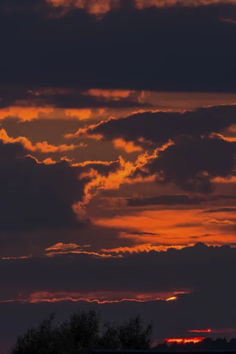 Gerahmter Druck : Roter Sonne hinter Wolken im Abendhimmel. Gerahmter Druck : Roter Sonne hinter Wolken im Abendhimmel.