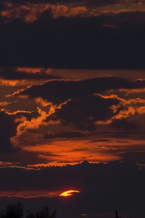 Gerahmter Druck : Roter Sonne hinter Wolken im Abendhimmel. Gerahmter Druck : Roter Sonne hinter Wolken im Abendhimmel.