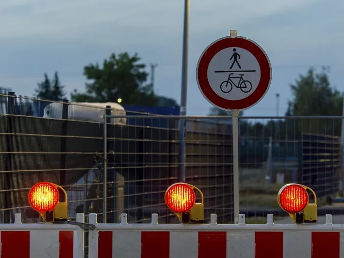 Gerahmter Druck : Rote Warnleuchten und Warnsperrungen. Gerahmter Druck : Rote Warnleuchten und Warnsperrungen.
