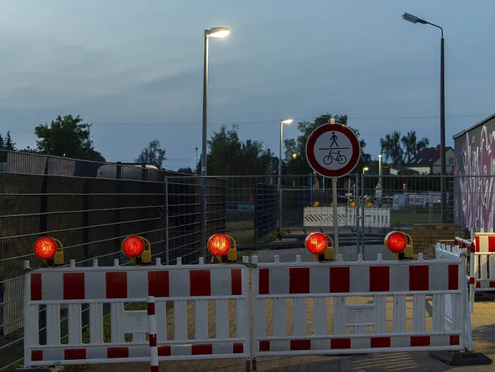 Gerahmter Druck : Rote Warnleuchten und Sperrbäume, Fußgänger- und Radfahrerverkehr verboten, Deutschland Gerahmter Druck : Rote Warnleuchten und Sperrbäume, Fußgänger- und Radfahrerverkehr verboten, Deutschland