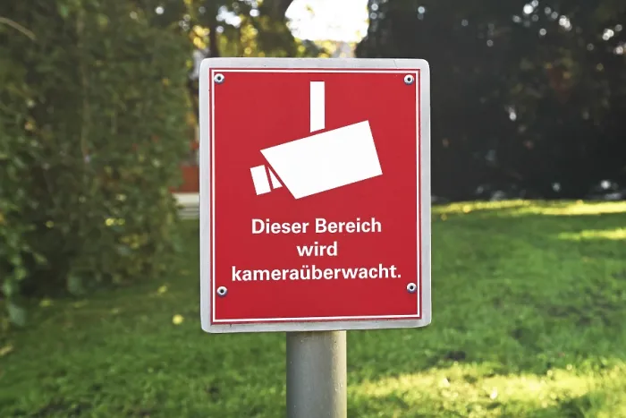 Gerahmter Druck : Rotes Warnzeichen mit Kamera-Zeichnung. Gerahmter Druck : Rotes Warnzeichen mit Kamera-Zeichnung.