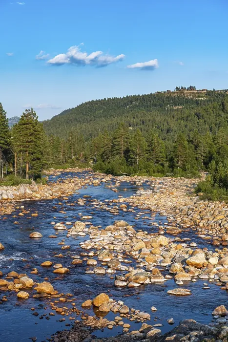 Gerahmter Druck : Rote und weiße Töpfe in einem Fluss bei Rysstad. Gerahmter Druck : Rote und weiße Töpfe in einem Fluss bei Rysstad.