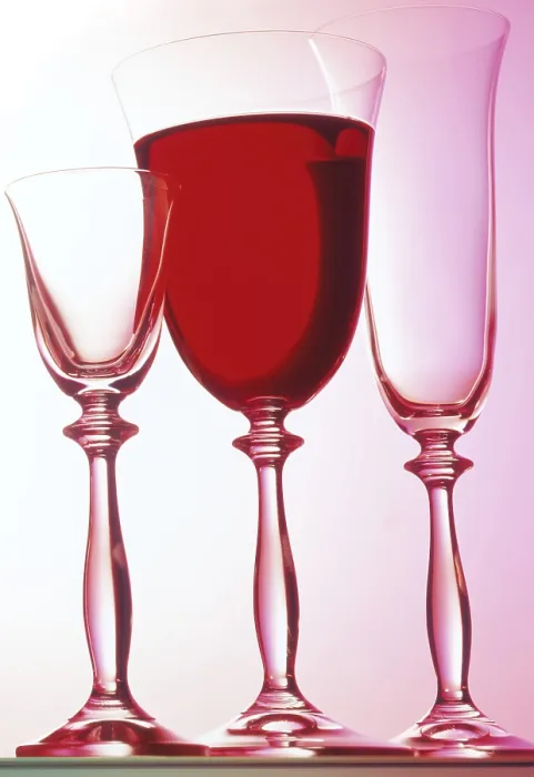 Gerahmter Druck : Rotwein in einer Karaffe