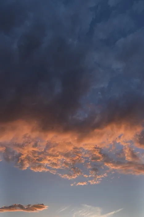 Gerahmter Druck : Rötliche Wolken im Abendhimmel. Gerahmter Druck : Rötliche Wolken im Abendhimmel.