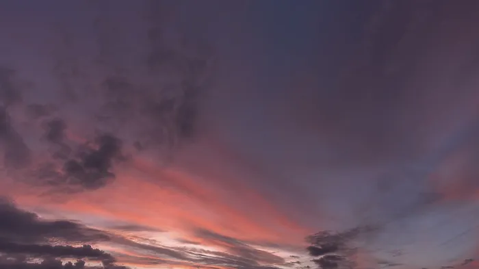 Gerahmter Druck : Rötliche Wolken am Abendhimmel. Gerahmter Druck : Rötliche Wolken am Abendhimmel.