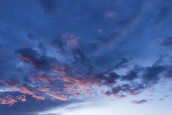 Gerahmter Druck : Rötliche Wolken am Abendhimmel. Gerahmter Druck : Rötliche Wolken am Abendhimmel.