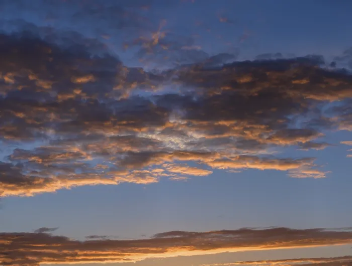 Gerahmter Druck : Rötliche Wolken am Abendhimmel. Gerahmter Druck : Rötliche Wolken am Abendhimmel.
