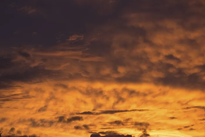 Gerahmter Druck : Rötliche Wolken am Abendhimmel. Gerahmter Druck : Rötliche Wolken am Abendhimmel.