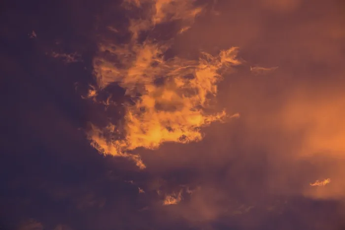 Gerahmter Druck : Rötliche Wolken am Abendhimmel.
