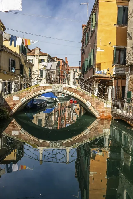Gerahmter Druck : Spiegelung einer Brücke, Boote in einem Kanal. Gerahmter Druck : Spiegelung einer Brücke, Boote in einem Kanal.